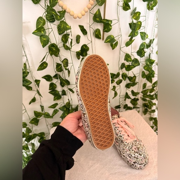 Vans Off The Wall Mono Floral Lace Up Shoes - Picture 7 of 8